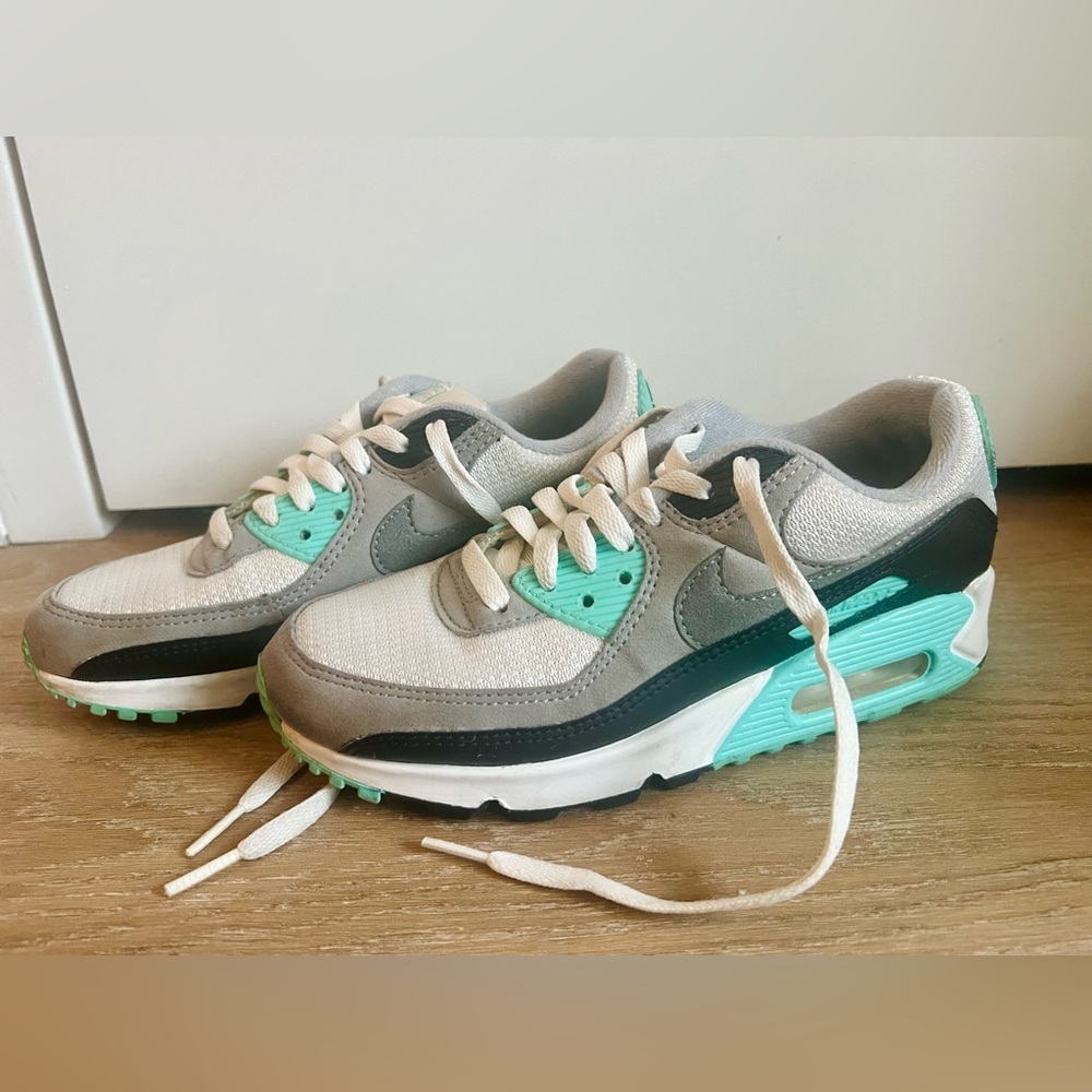 Nike Air Max 90
Recraft Turquoise (Women's)